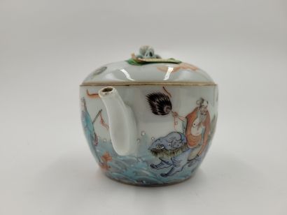 null Petite théière en porcelaine, Chine, fin XIXe-début XXe siècle
A décor polychrome...