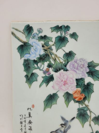 null Plaque rectangulaire en porcelaine, Chine, XXe siècle 
A décor polychrome d'oiseaux...