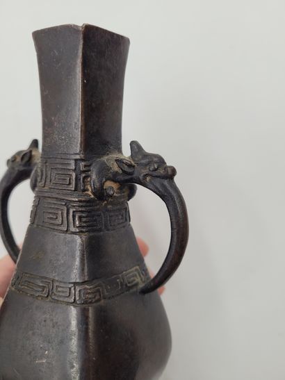 null Vase archaïsant en alliage de cuivre, Chine 
De forme pentagonale, à décor de...