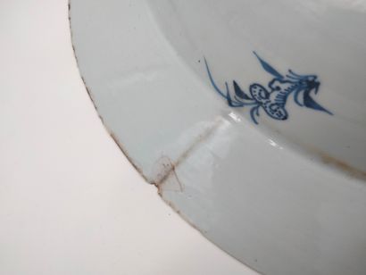 null Bassin en porcelaine à décor bleu blanc, Chine, XVIIIe siècle
A décor de rocher...