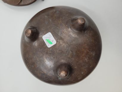 null Brûle-parfum circulaire en alliage cuivreux à patine brune, Chine, XIXe siècle...