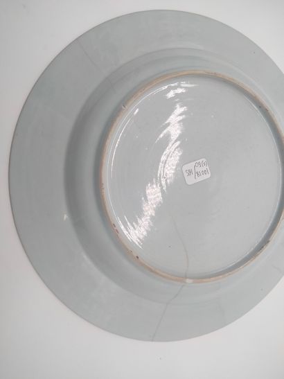 null Un plat et quatre assiettes, Chine XVIIIe siècle, Compagnie des Indes 
A décor...