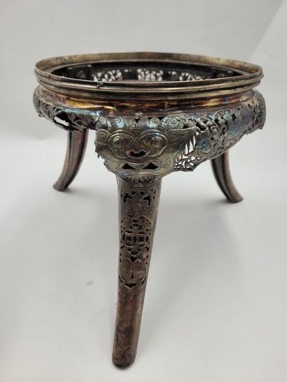 null Paire de socles en métal argenté, Chine, vers 1900 
Tripodes, à décor ciselé...