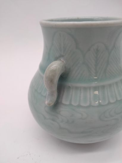 null 2 pièces en porcelaine, Chine 
Dont : 
- 1 vase en porcelaine céladon à deux...