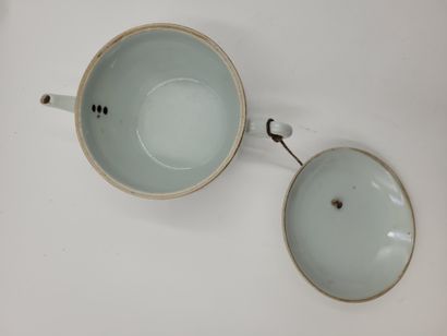 null Petite théière en porcelaine, Chine, fin XIXe-début XXe siècle
A décor polychrome...