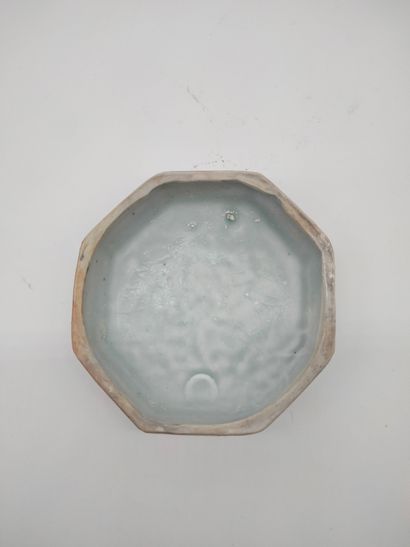 null Boîte à fards hexagonale, Chine, Style Song 
En grès porcelaineux à couverte...
