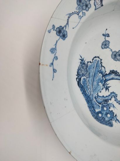 null Bassin en porcelaine à décor bleu blanc, Chine, XVIIIe siècle
A décor de rocher...