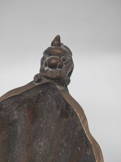 null Grande coupe à pied en alliage de cuivre, Chine, XXe siècle 
En forme de navette...
