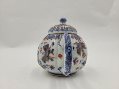 null Petite théière en porcelaine à décor Imari de papillons, Chine, début XVIIIe...