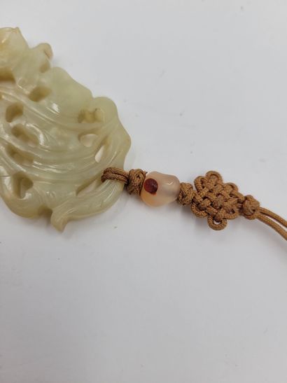 null Ornement en jade, Chine, XXe siècle
Sculpté d'une fleur de nénuphar. 
Longueur...