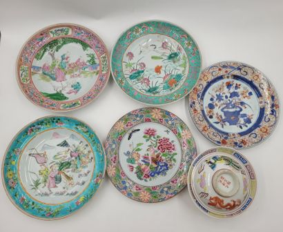 null Lot de 4 assiettes et 1 bol couvert en porcelaine, Chine, XXe 
- Assiettes à...