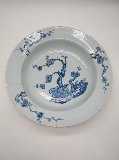 Bassin en porcelaine à décor bleu blanc,...
