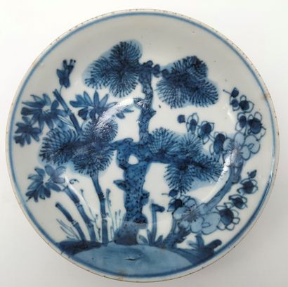 null 3 assiettes en porcelaine à décor bleu blanc, Chine, Compagnie des Indes, XVIIIe...