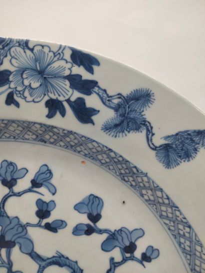 null Plat cirulaire en porcelaine bleu blanc, Chine XVIIIe siècle, Compagnie des...