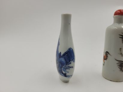 null 4 tabatières, Chine, XIX-XXe siècle 
- 1 de forme ovale applatie à décor bleu-blanc...