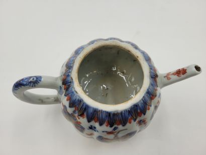 null Petite théière en porcelaine à décor Imari de papillons, Chine, début XVIIIe...