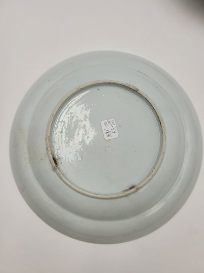 null Lot de 4 assiettes et 1 bol couvert en porcelaine, Chine, XXe 
- Assiettes à...