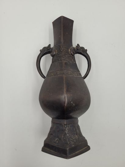 null Vase archaïsant en alliage de cuivre, Chine 
De forme pentagonale, à décor de...