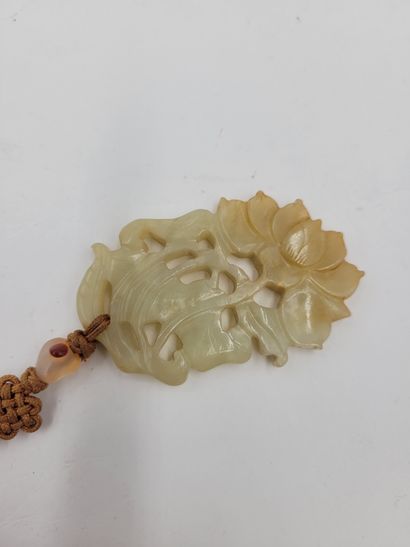 null Ornement en jade, Chine, XXe siècle
Sculpté d'une fleur de nénuphar. 
Longueur...