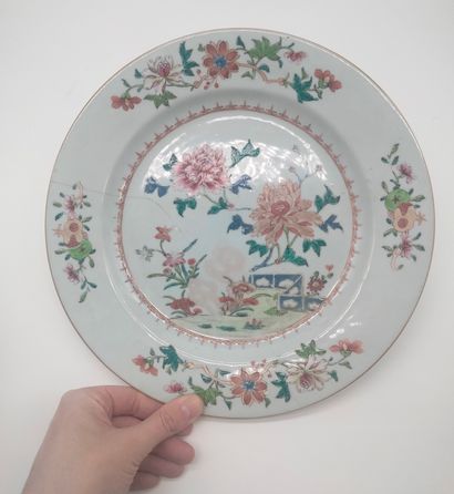 null Un plat et quatre assiettes, Chine XVIIIe siècle, Compagnie des Indes 
A décor...