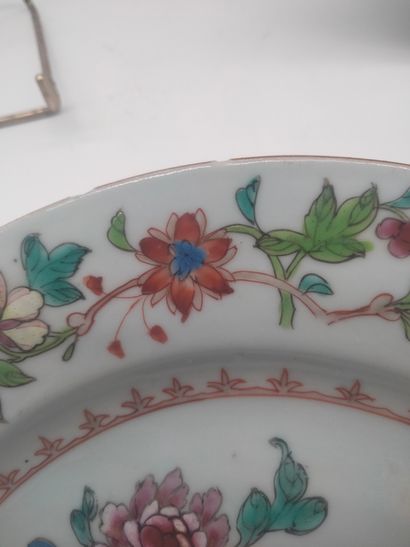 null Un plat et quatre assiettes, Chine XVIIIe siècle, Compagnie des Indes 
A décor...