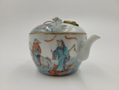 null Petite théière en porcelaine, Chine, fin XIXe-début XXe siècle
A décor polychrome...