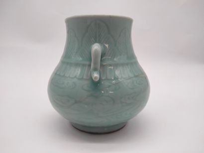 null 2 pièces en porcelaine, Chine 
Dont : 
- 1 vase en porcelaine céladon à deux...