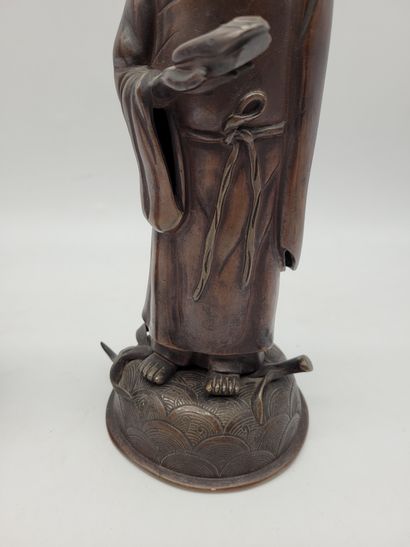 null 2 statuettes en alliage de cuivre, Chine, vers 1900 
Représentant une femme...