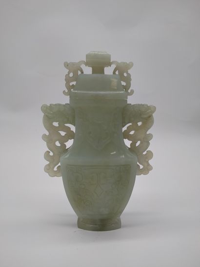 Vase couvert de style archaïque en pierre...
