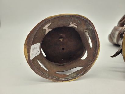 null Vase héxagonale en alliage de cuivre, Chine, vers 1900
Qiling formant les anses,...