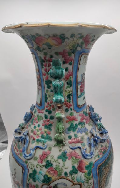 null Vase balustre à col ouvert polylobé en porcelaine émaillée polychrome, Chine,...