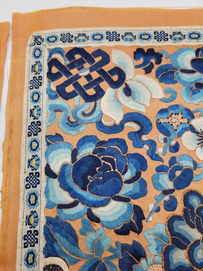 null Deux tissus en soie brodés, Chine, XXe 
A décor, dans un camaïeu de bleu, de...