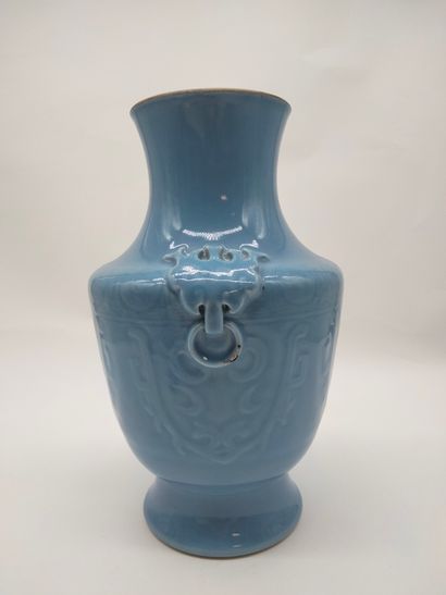 null Vase en porcelaine émaillée bleue, Chine, XXe siècle 
Les anses à motif archaïsants....