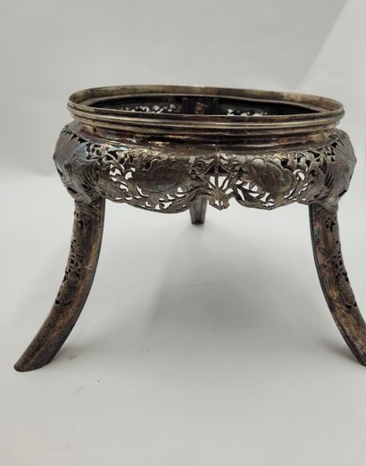 null Paire de socles en métal argenté, Chine, vers 1900 
Tripodes, à décor ciselé...