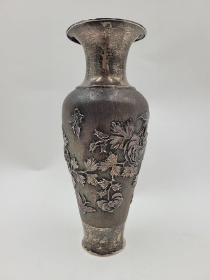 null Vase de forme balustre en argent, Chine, vers 1900 
A décor en relief de couple...
