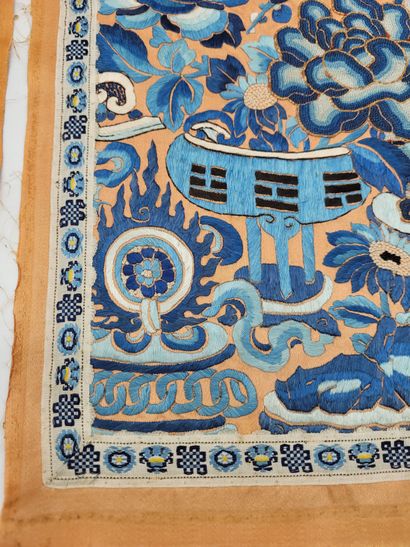 null Deux tissus en soie brodés, Chine, XXe 
A décor, dans un camaïeu de bleu, de...