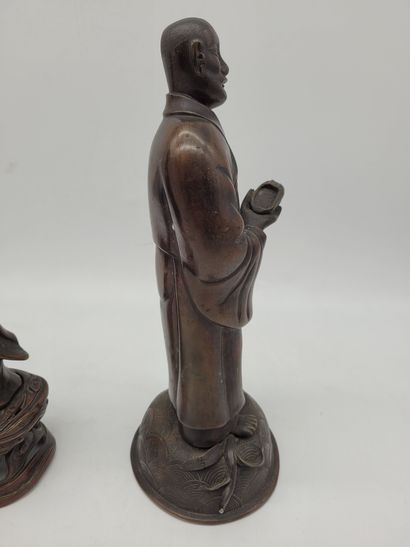 null 2 statuettes en alliage de cuivre, Chine, vers 1900 
Représentant une femme...