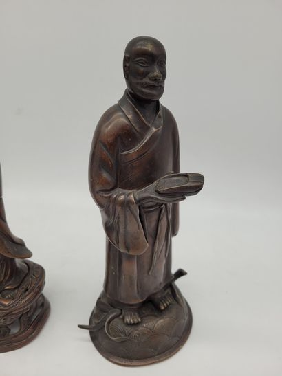 null 2 statuettes en alliage de cuivre, Chine, vers 1900 
Représentant une femme...