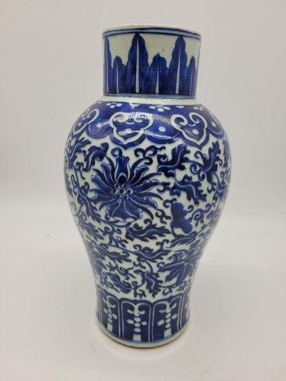 null Vase en porcelaine bleu blanc, Chine, XXe siècle
A décor de rinceaux, de fleurs...