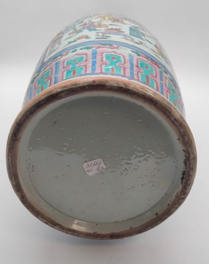null Vase balustre à col ouvert polylobé en porcelaine émaillée polychrome, Chine,...