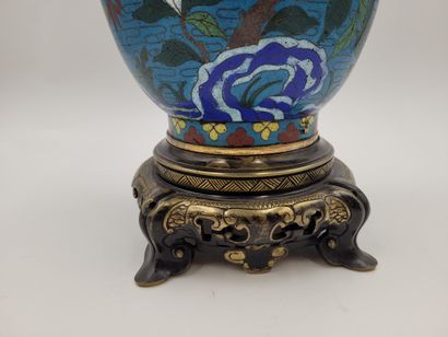 null Vase en alliage cuivreux à décor en émaux cloisonnés de fleurs sur fond turquoise,...