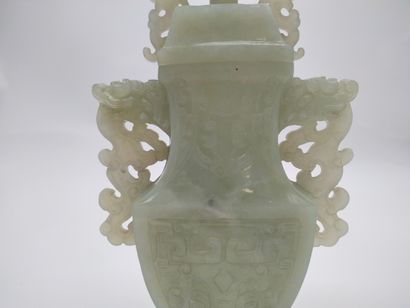null Vase couvert de style archaïque en pierre dure, Chine, XXe siècle 
A décor de...