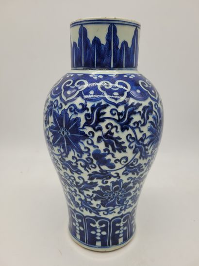 null Vase en porcelaine bleu blanc, Chine, XXe siècle
A décor de rinceaux, de fleurs...