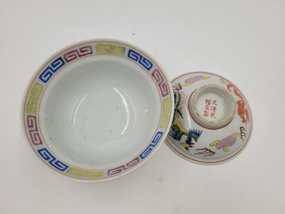 null Lot de 4 assiettes et 1 bol couvert en porcelaine, Chine, XXe 
- Assiettes à...