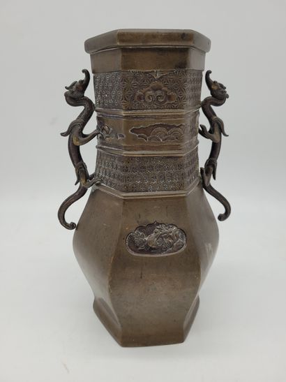 null Vase héxagonale en alliage de cuivre, Chine, vers 1900
Qiling formant les anses,...