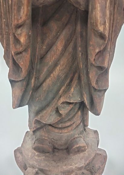 null Statue de Bouddha en bois, Chine, XXe siècle 
Représenté debout sur une fleur...