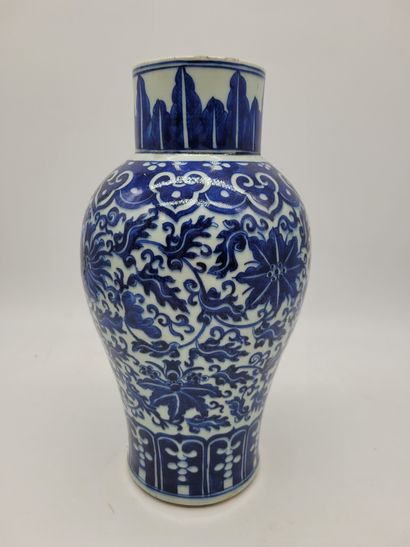 Vase en porcelaine bleu blanc, Chine, XXe...