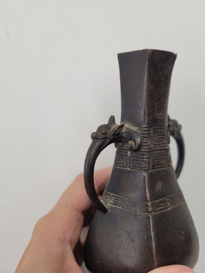 null Vase archaïsant en alliage de cuivre, Chine 
De forme pentagonale, à décor de...