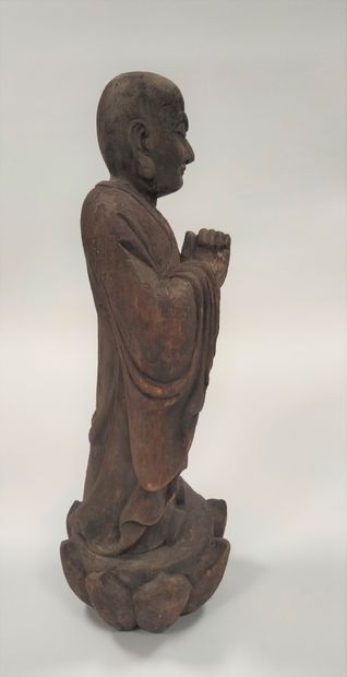 null Statue de Bouddha en bois, Chine, XXe siècle 
Représenté debout sur une fleur...