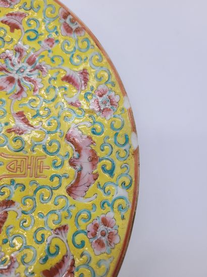 null 4 assiettes et 1 théière, Chine, XIX-XXe siècle 
- 1 assiette Canton à décor...